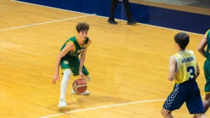 Basketbol eğitimi sırasında bire bir mücadele eden genç oyuncular