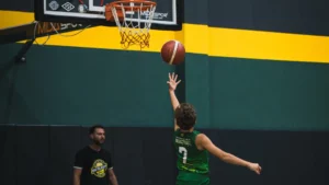 Ankara'da basketbol akademisi Gencer Baytimur Basketbol Akademisi'nde bir oyuncu, basketbol topunu potaya doğru şut atıyor.