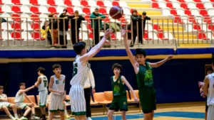 Ankara’da basketbol eğitimi alan genç sporcular