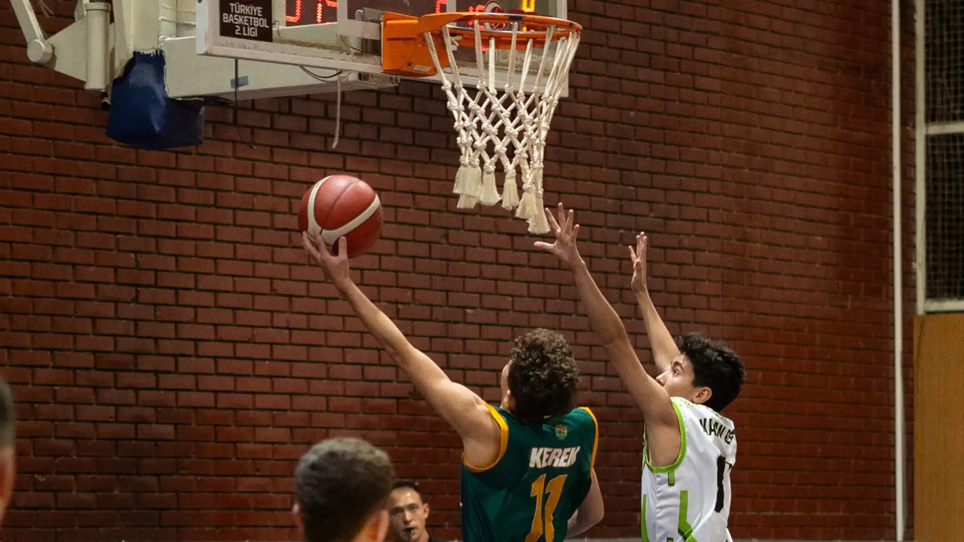 Ankara’da profesyonel basketbol eğitimi alan genç sporcular