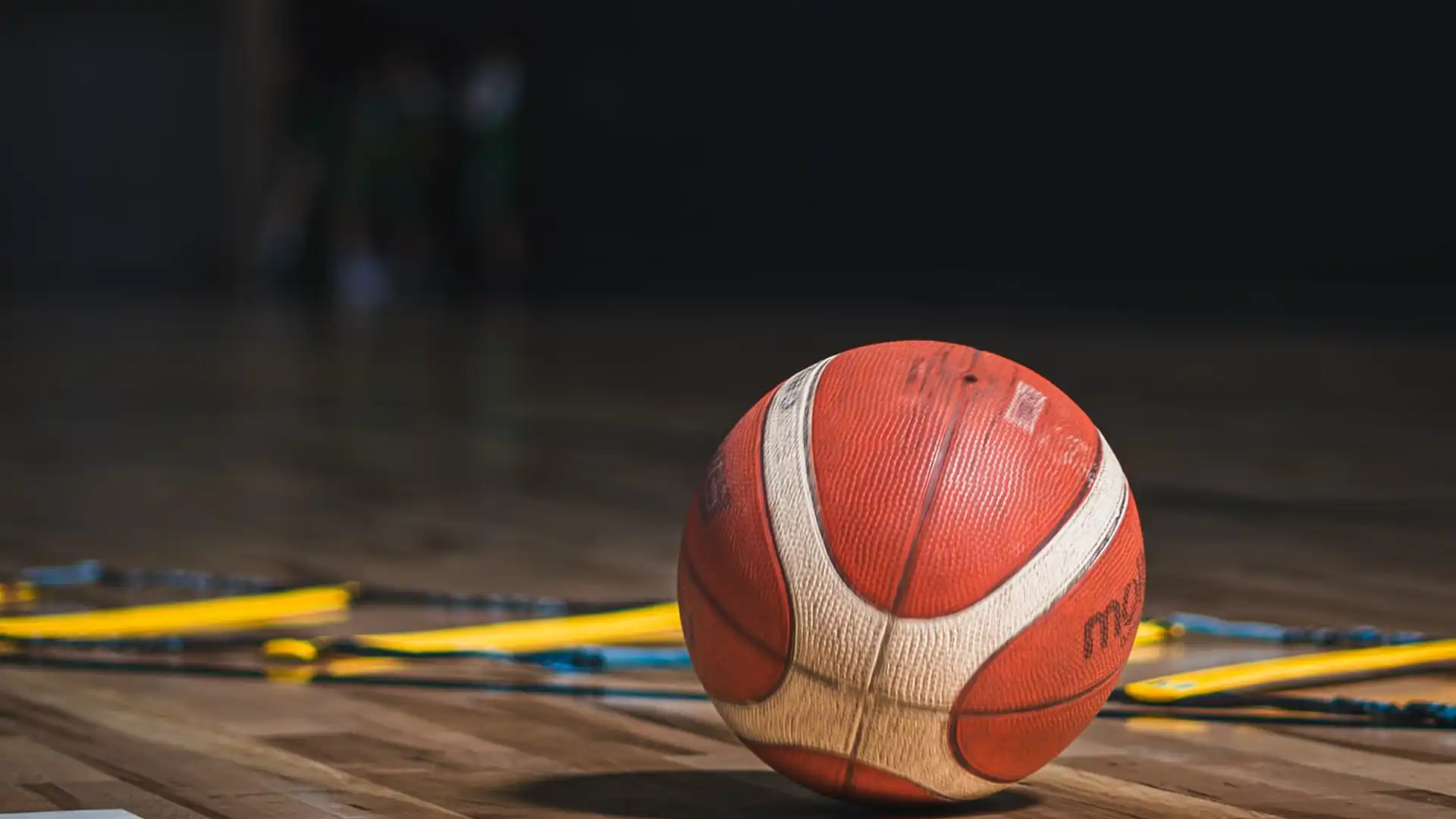 Sahada Basketbol Topu - Ankara'da Basketbol Eğitimi