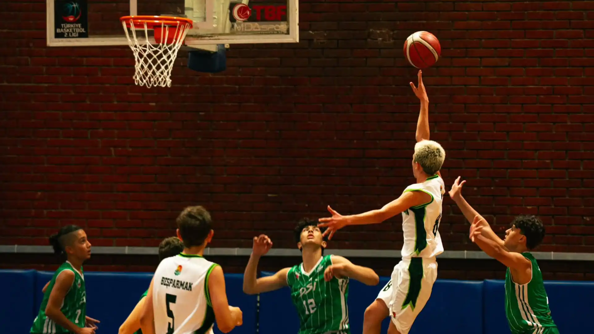 Ankara’da basketbol okulu antrenmanında genç oyuncuların maç performansı