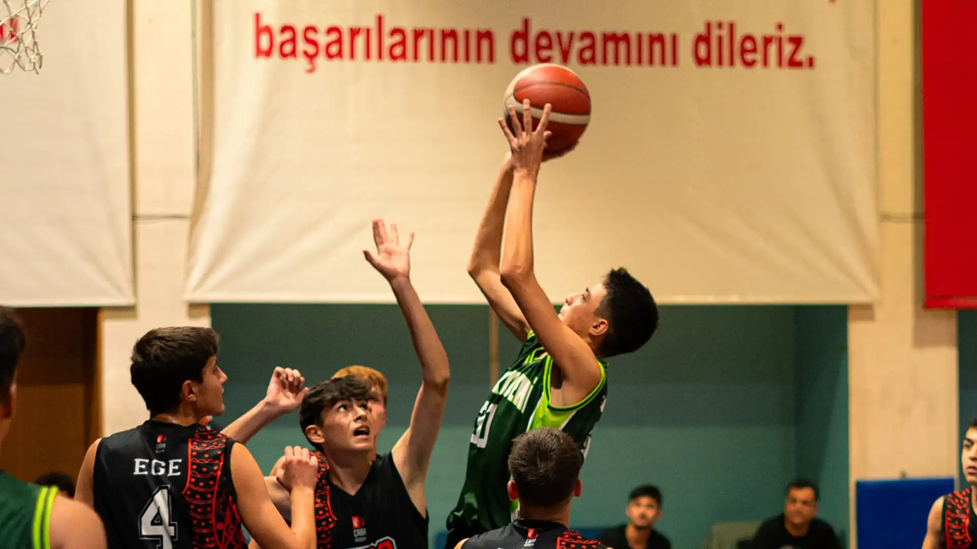 Genç sporcular Ankara Basketbol Akademisi maçında mücadele ediyor
