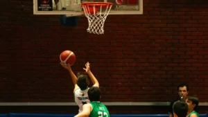 Ankara basketbol okulu öğrencileri maç sırasında potaya sayı atıyor