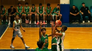 Ankara basketbol akademisi'nde sahada basketbol oynayan oyucular