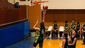 Ankara Basketbol Okulu maçında potaya sayı atan genç sporcu