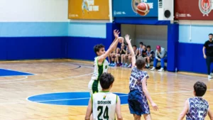 Ankara Basketbol Akademisi sporcularının maç sırasında şut ve savunma odaklı teknik becerilerini sahada uyguladığı an