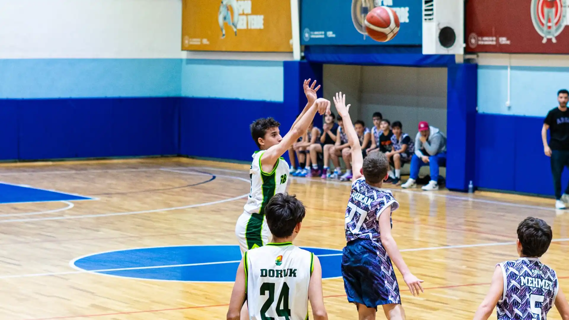 Ankara Basketbol Akademisi sporcularının maç sırasında şut ve savunma odaklı teknik becerilerini sahada uyguladığı an