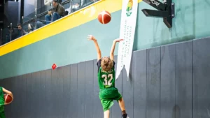 Ankara Basketbol Akademisi sporcusunun maç sırasında doğru şut mekaniğiyle potaya atış yaptığı an
