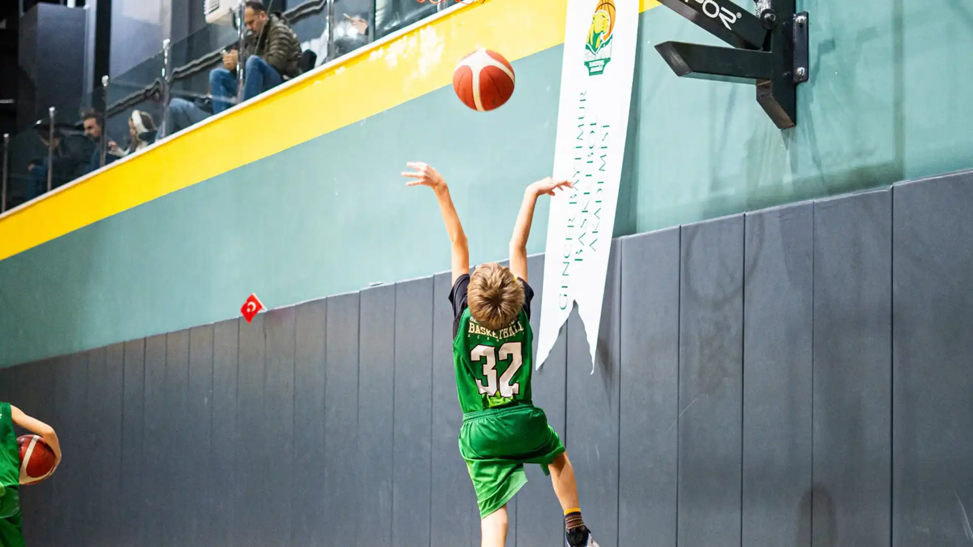 Ankara Basketbol Akademisi sporcusunun maç sırasında doğru şut mekaniğiyle potaya atış yaptığı an
