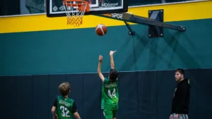 Ankara Basketbol Akademisi ve genç sporcuların koç eşliğinde şut çalışması yaptığı antrenman görüntüsü.