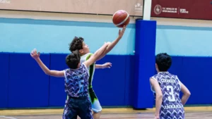 Ankara Basketbol Akademisi sporcularının maç sırasında pota altında hücum ve savunma mücadelesi verdiği an