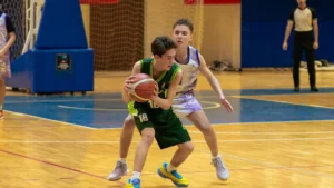 Ankara Basketbol Akademisi ve bire bir savunma çalışması yapan genç basketbolcular.
