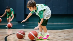 Ankara Basketbol Okulu’nda temel top kontrolü ve koordinasyon çalışması yapan genç sporcu