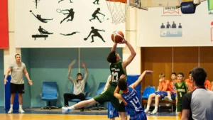 Ankara Basketbol Okulu’nda genç sporcuların maç sırasında hücum ve savunma mücadelesiyle saha içi gelişim anı