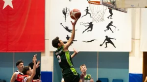 Ankara Basketbol Okulu’nda antrenman sırasında potaya turnike atan genç basketbolcu