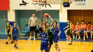 Ankara Basketbol kursu kapsamında oynanan maçta potaya atak yapan genç basketbolcular