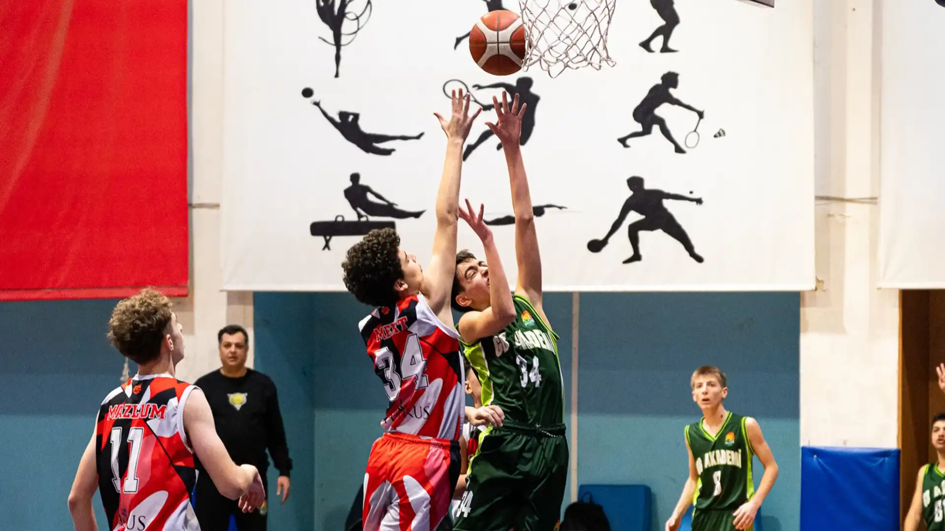 Ankara Basketbol Okulu maçında pota altında ribaund mücadelesi veren genç sporcula