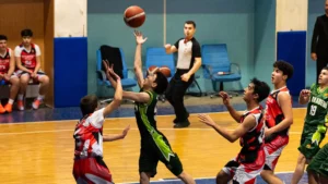 Ankara Basketbol Okulu maçında potaya atak yapan ve savunma ile mücadele eden genç basketbolcular