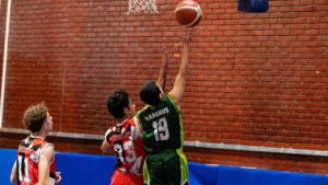 Ankara Basketbol Okulu maçında potaya atak yapan genç basketbolcu