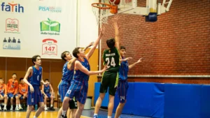 Ankara basketbol kursu ve genç sporcuların maç sırasında pota altında mücadele ettiği an