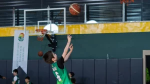 Ankara basketbol kursu ve genç sporcunun potaya şut attığı antrenman anı