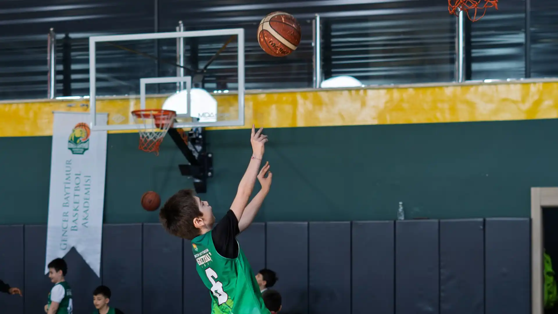 Ankara basketbol kursu ve genç sporcunun potaya şut attığı antrenman anı