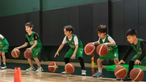 Ankara basketbol kursunda çocuk sporcuların top sürme ve koordinasyon çalışması yaptığı antrenman görüntüsü