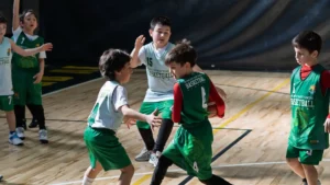 Gencer Baytimur Basketbol Akademisi’nde çocuk sporcuların Ankara basketbol kursu kapsamında maç temposunda antrenman yaptığı görüntü