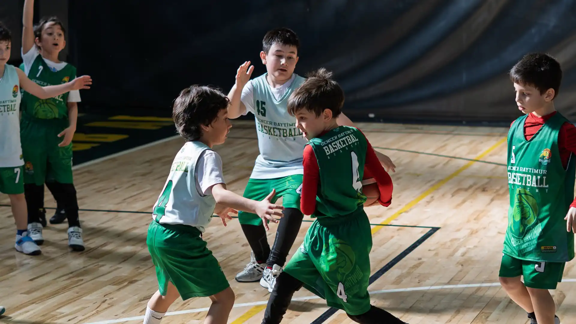 Gencer Baytimur Basketbol Akademisi’nde çocuk sporcuların Ankara basketbol kursu kapsamında maç temposunda antrenman yaptığı görüntü