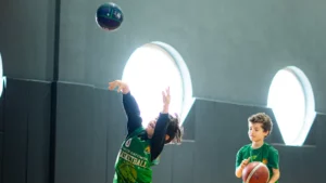 Gencer Baytimur Basketbol Akademisi çocuk sporcuların şut mekaniği ve top kontrolü çalışması yaptığı basketbol antrenmanı