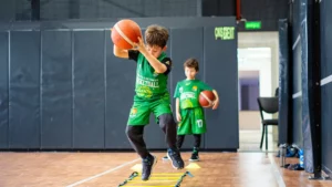 Gölbaşı Basketbol Kursu kapsamında antrenman yapan sporcu, koordinasyon merdiveni üzerinde top hakimiyeti, denge ve çeviklik becerilerini geliştirmeye yönelik çalışma gerçekleştiriyor.