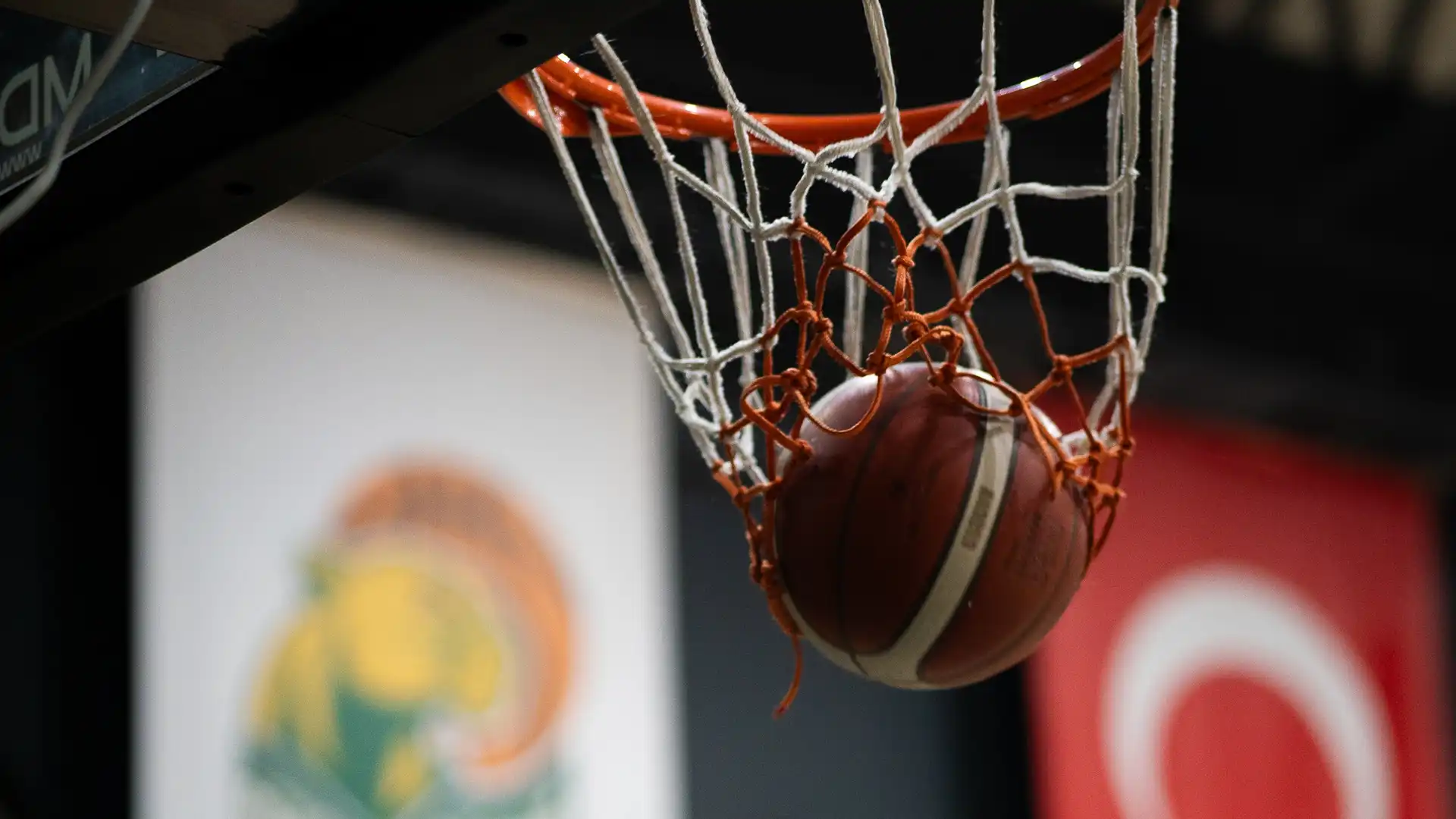 Gölbaşı Basketbol Kursu potaya giren basketbol topu, Gencer Baytimur Basketbol Akademisi antrenman sahası