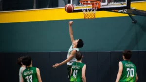 Gölbaşı Basketbol Kursu antrenmanında potaya turnike atan sporcular, Gencer Baytimur Basketbol Akademisi'nde profesyonel basketbol eğitimi alıyor.
