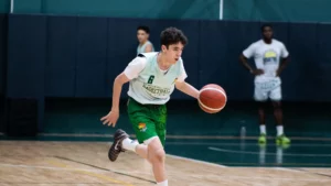 Basketbolda pozisyonlar: top süren genç sporcu antrenmanda, Gencer Baytimur Basketbol Akademisi sahasında