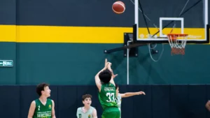 Basketbolun çocuklara faydaları: potaya şut atan genç sporcu, Gencer Baytimur Basketbol Akademisi sahasında