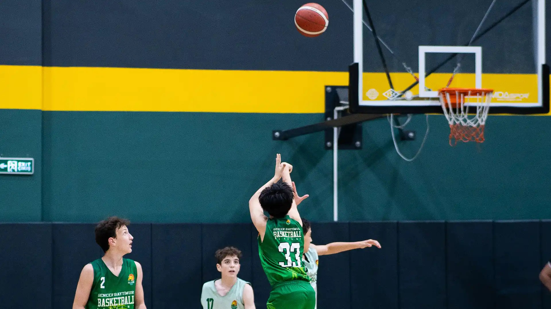 Basketbolun çocuklara faydaları: potaya şut atan genç sporcu, Gencer Baytimur Basketbol Akademisi sahasında