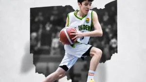 Basketbolda pas çeşitleri antrenmanında topla pas pozisyonu alan çocuk sporcu, Gencer Baytimur Basketbol Akademisi