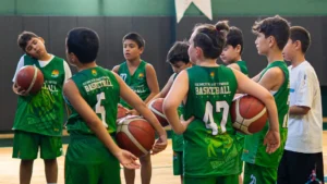 Basketbolda şut tekniği antrenmanında toplarıyla bekleyen çocuk sporcular, Gencer Baytimur Basketbol Akademisi