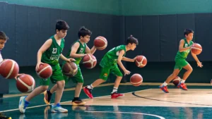 Basketbolda top sürme çalışmasında çift topla dribbling yapan çocuk sporcular, Gencer Baytimur Basketbol Akademisi