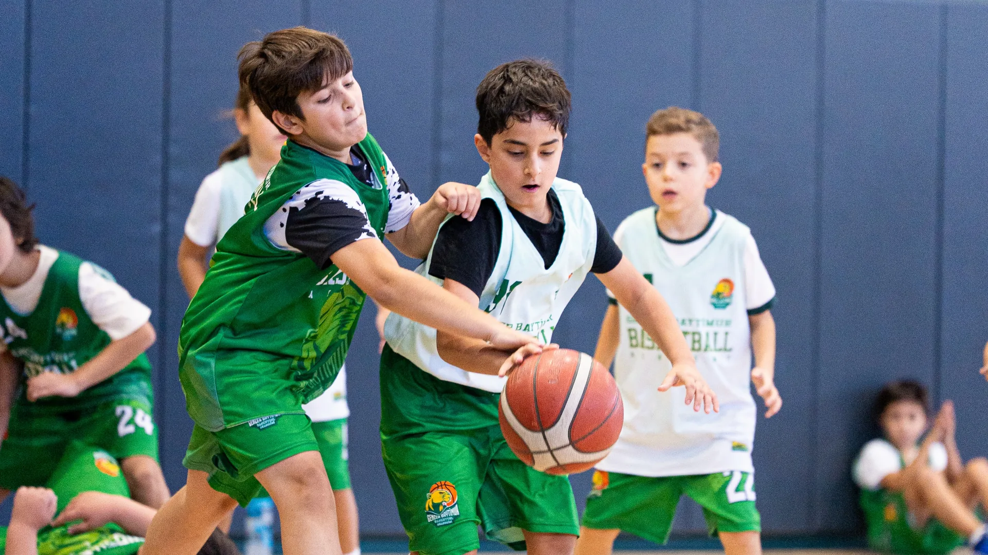 Gencer Baytimur Basketbol Akademisi antrenmanında top için mücadele eden çocuklar