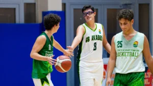 Basketbol kurallarını oyunun içinde öğrenen GB Akademi sporcuları top sürerken