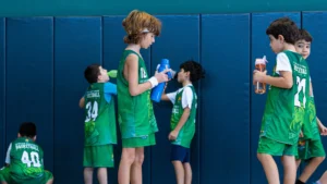 Gencer Baytimur Basketbol Akademisi antrenmanında farklı boylardaki çocuklar su molası veriyor